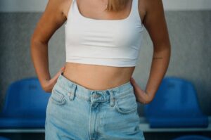 ventre plat injonction grossophobie ventre gonfle mincir minceur diet culture culture régimes alimentation intuitive femme image corporelle